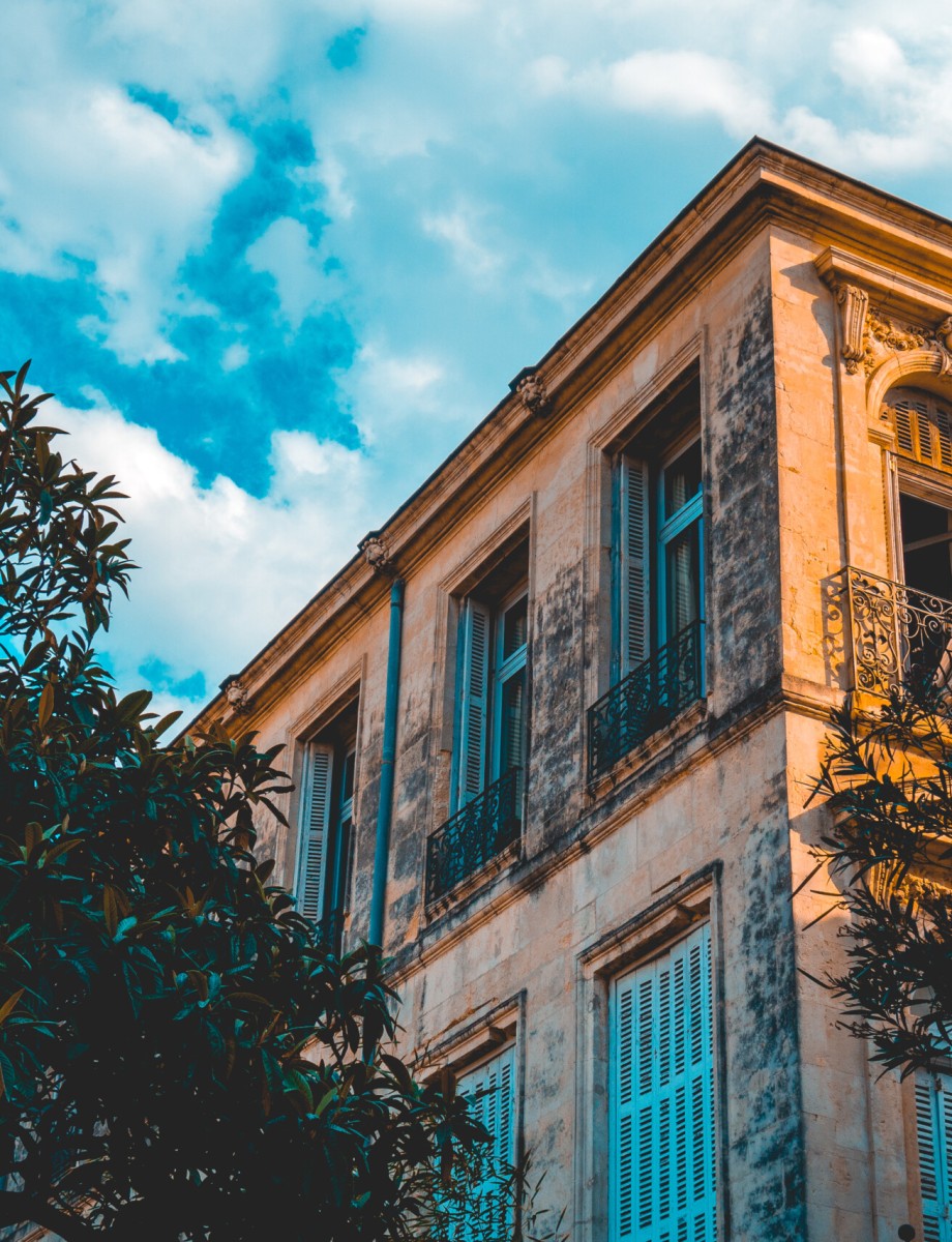 luxury-and-old-apartment-building-from-the-corner-2026-01-09-13-10-48-utc